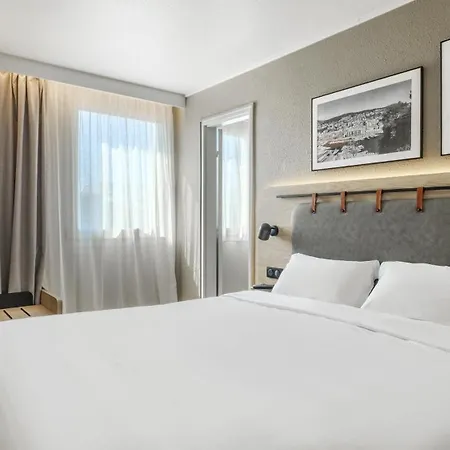 Campanile Aéroport Hotel 3*